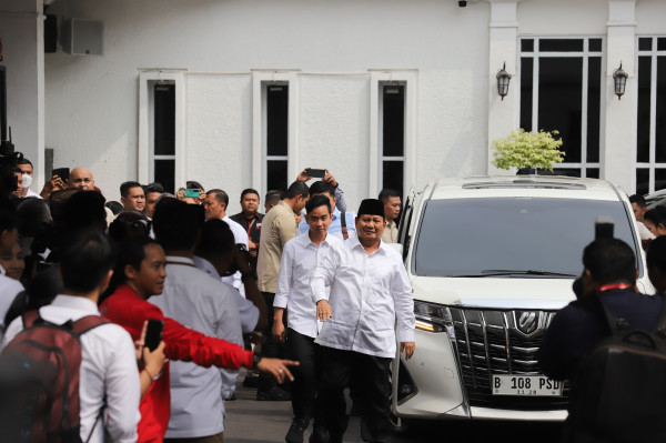 Prabowo-Gibran Berkemeja Putih, Semobil Menuju Gedung KPU