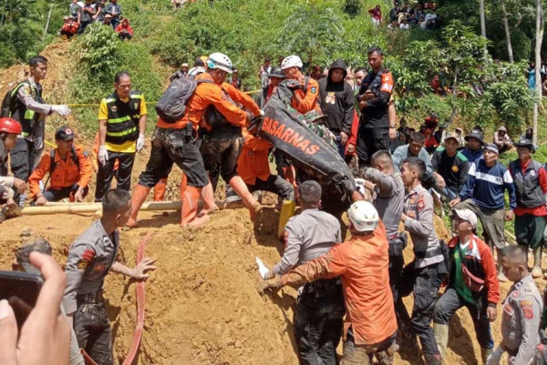 3 Tewas Tertimbun Tanah Longsor di Kabupaten Garut