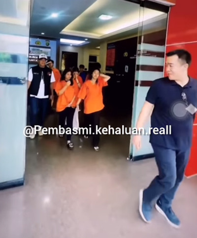 Gerak-gerik Chandrika Chika yang Terlihat Santai di Kantor Polisi Viral, Panen Nyinyiran Netizen