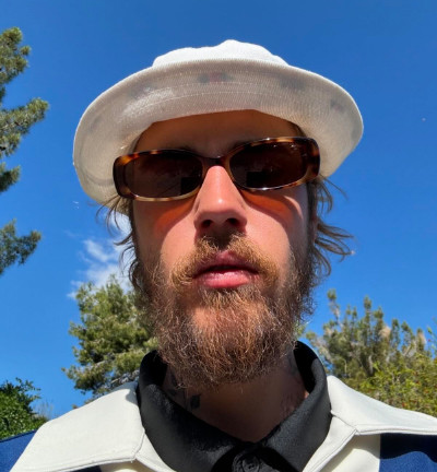 Justin Bieber Tampil dengan Jenggot dan Kumis Pirang, Fans Wanita Makin Tergila-gila