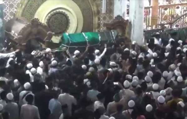 Ribuan Warga NU Iringi Pemakaman KH Zubair Muntashar di Bangkalan Madura
