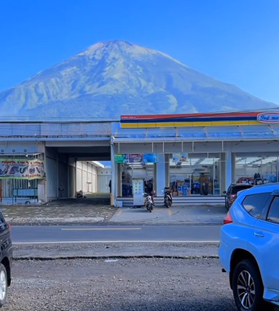 Viral! Penampakan Minimarket di Wonosobo Berlatar Pemandangan Gunung, Mirip di Jepang