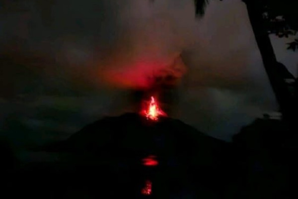 Breaking News! Penampakan Letusan Gunung Ruang Setinggi 5.000 Meter Pagi Ini