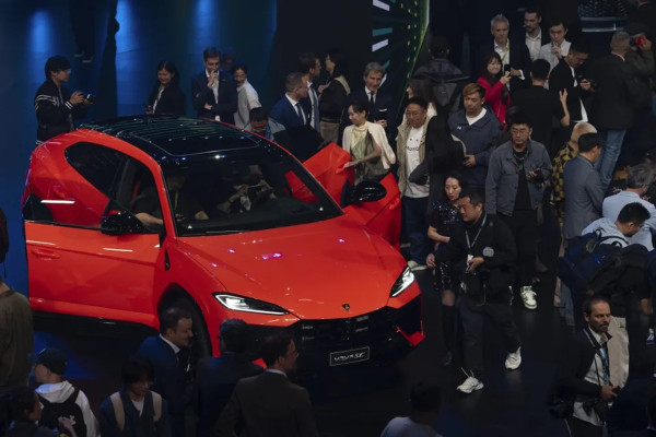 Bos Lamborghini: Orang Super Kaya Rela Beli Mobil Hybrid, Bukan Listrik!