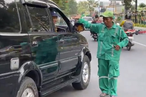 Kisah Tukang Parkir Naik Haji setelah Bertahun-tahun Menabung di Celengan Kotak Kayu