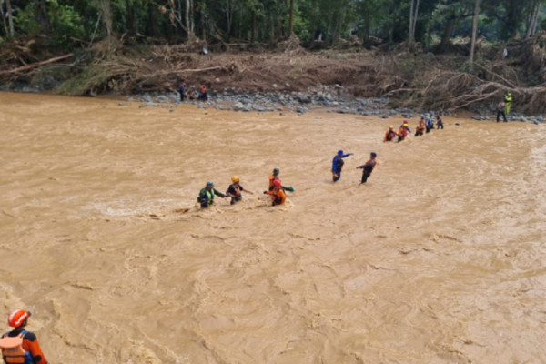Dramatis! Detik-detik 8 Warga Korban Banjir Luwu Dievakuasi Seberangi Sungai dengan Tali