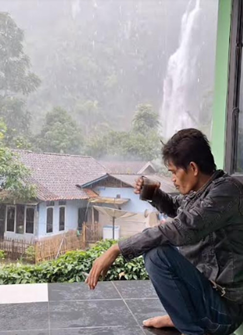 Viral! Rumah dengan Latar Pemandangan Air Terjun di Cianjur, Bikin Adem