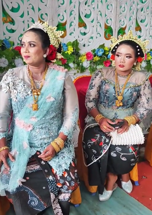 Viral! Pesta Pernikahan Dipenuhi Ibu-Ibu Pagar Ayu Memakai Banyak Perhiasan Emas