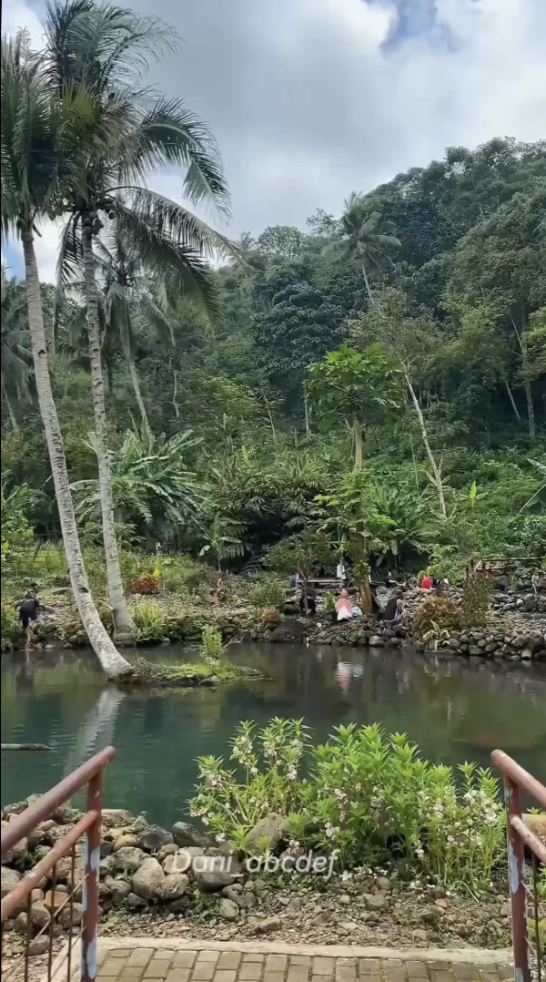 Liburan ke Wisata Air Tejaherang Subang, Kolam Alami di Tengah Sawah Hijau