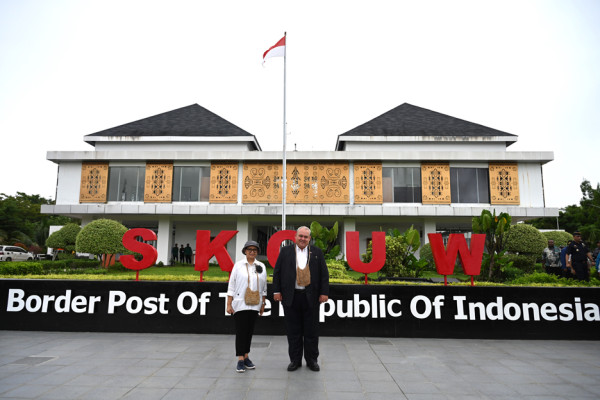 Menlu RI dan Papua Nugini Kunjungi SD di Perbatasan Wutung yang Direnovasi Pemerintah Indonesia