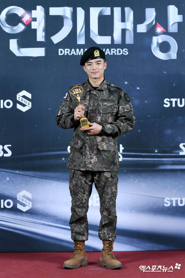 6 Aktor dan Idol yang Datang ke Acara Award saat Wamil, Terbaru Lee Do-hyun