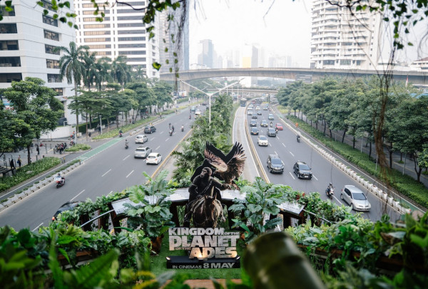 JPO Pinisi Sudirman Disulap Jadi Hutan Rimba, Bisa Jadi Wisata di Libur Panjang Pekan Ini
