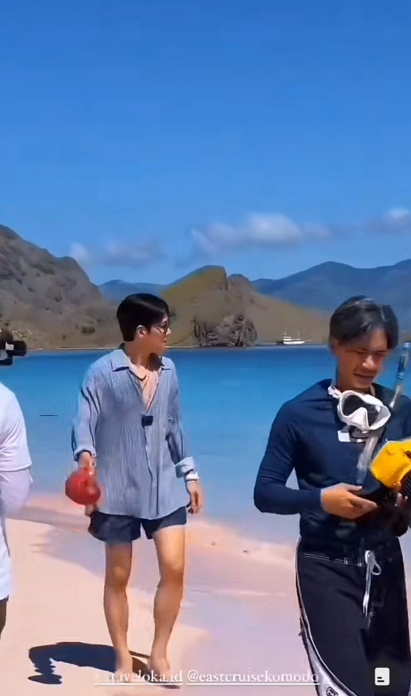 Ji Chang Wook Kepergok Liburan ke Labuan Bajo, Asyik Berenang di Pink Beach