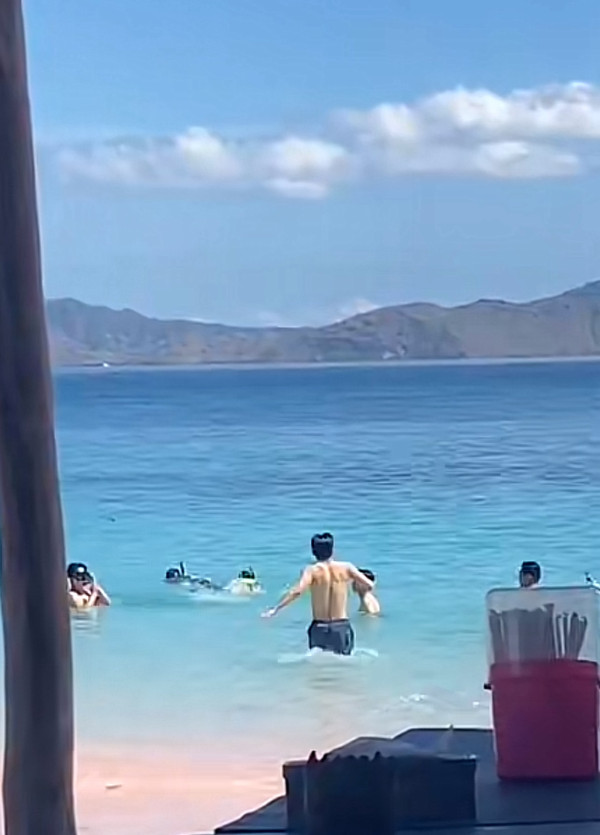 Ji Chang Wook Kepergok Liburan ke Labuan Bajo, Asyik Berenang di Pink Beach