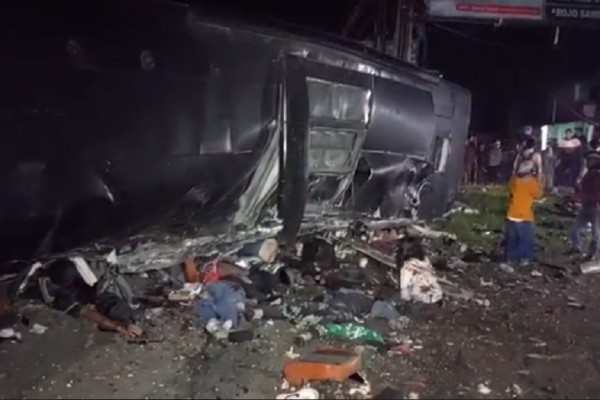 Bus Pariwisata Terguling di Ciater Subang Bawa Rombongan SMK Lingga Kencana Depok