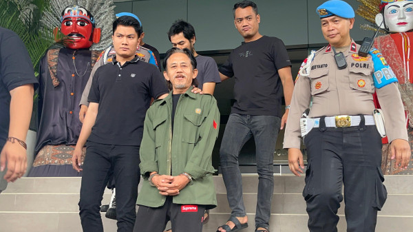Epy Kusnandar Digiring untuk Tes Kesehatan, Tangannya Diborgol
