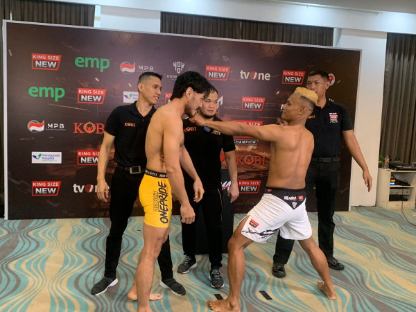 Lolos Timbang Badan, Angga vs Supriandi Saling Jatuhkan Mental Jelang One Pride MMA 78 di GBK