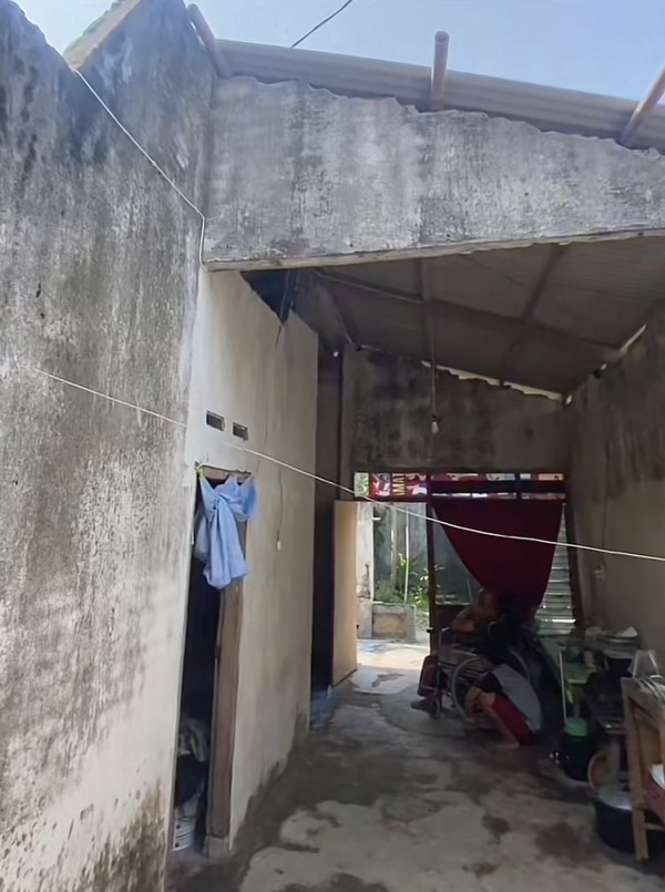 Kisah Pilu Adit Anak 13 Tahun yang Setia Merawat Orang Tuanya Stroke Sendirian