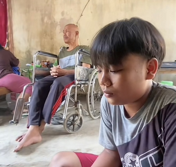 Kisah Pilu Adit Anak 13 Tahun yang Setia Merawat Orang Tuanya Stroke Sendirian