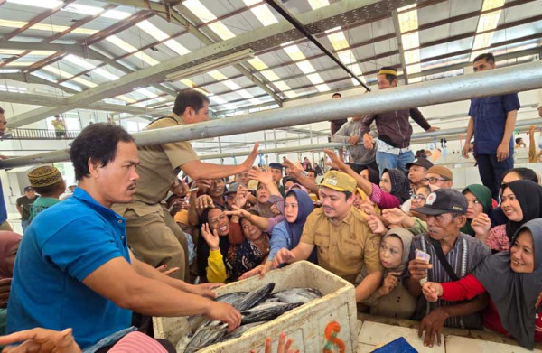 Pantau Harga Sembako, Bupati Koltim Disambut Antusias Ibu-ibu