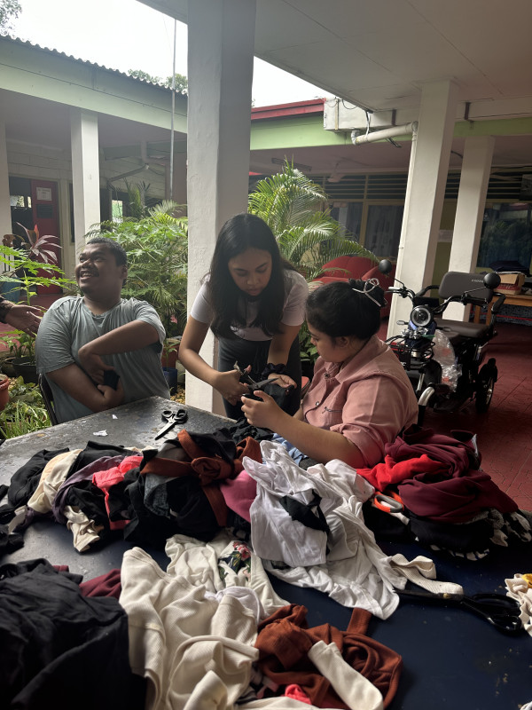 Inovatif dan inspiratif, Remaja Indonesia Kolaborasi dengan Seniman Disabilitas untuk Atasi Limbah Tekstil