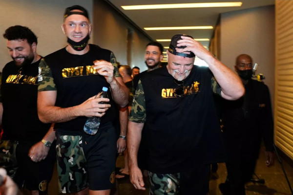 Sundul Anggota Tim Usyk, Jidat Ayah Tyson Fury Berlumuran Darah