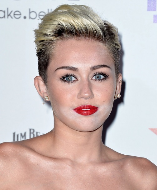 7 Artis dengan Makeup Paling Buruk