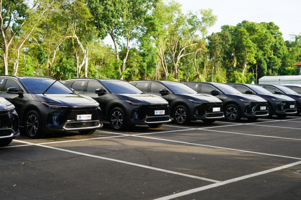130 Unit Mobil Listrik Toyota bZ4X Kawal Mobilitas WWF 2024 di Bali