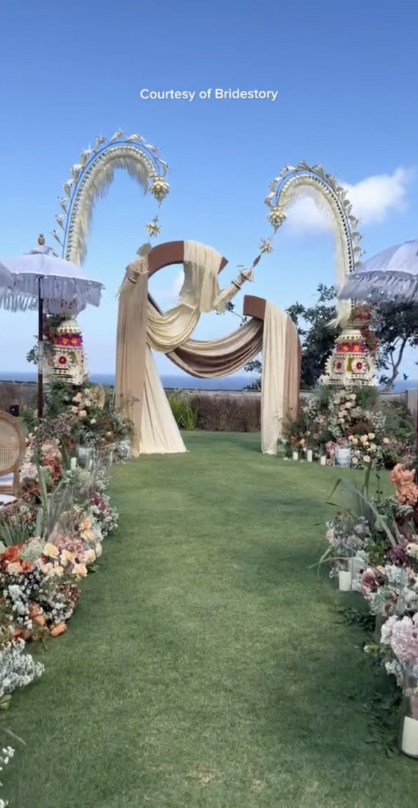 5 Potret Resepsi Pernikahan Rizky Febian-Mahalini di Bali, Nia Ramadhani dan Rossa Jadi Bridesmaid