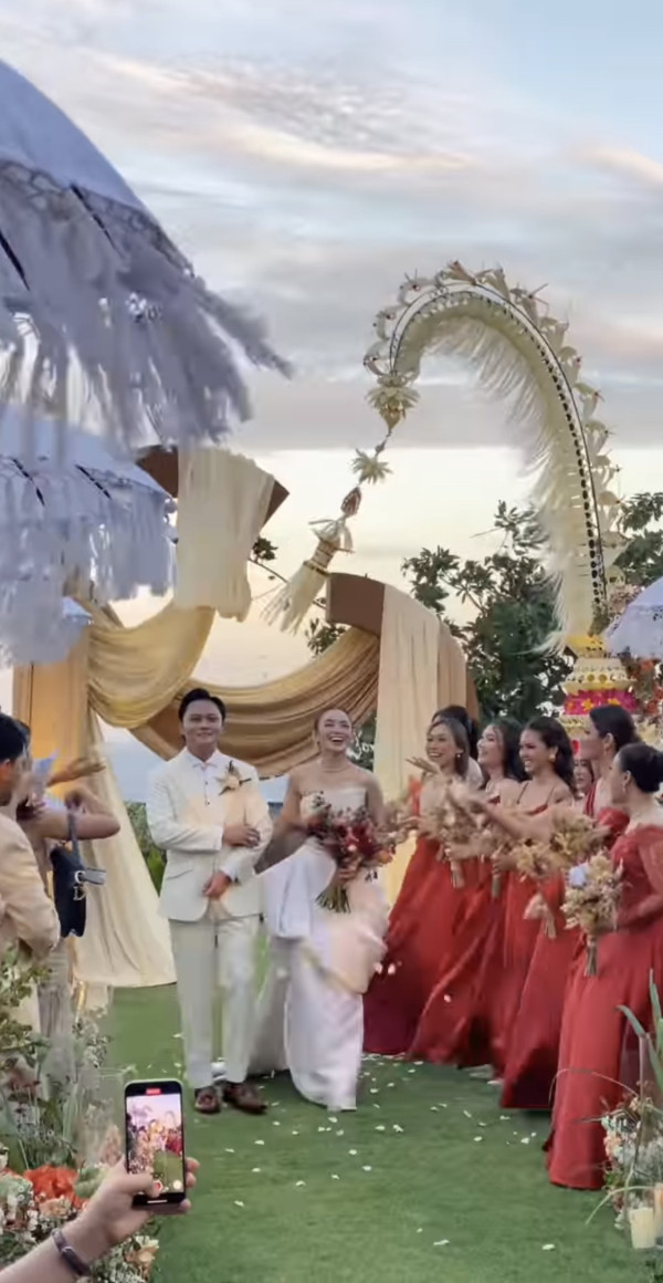 5 Potret Resepsi Pernikahan Rizky Febian-Mahalini di Bali, Nia Ramadhani dan Rossa Jadi Bridesmaid