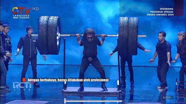 Master Limbad Pamer Kekuatan di Obsesi Awards 2024, Angkat 4 Ban Mobil Sekaligus
