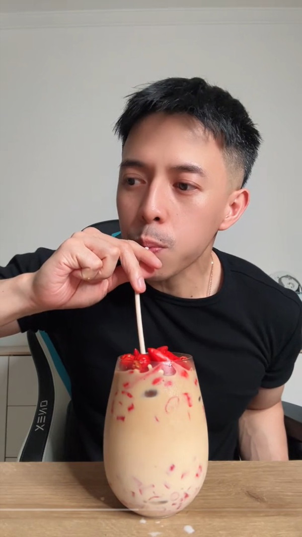 Viral! Tren Kopi Campur Cabai Rawit, Netizen: Lambung Teriak Lihatnya