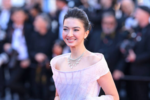 5 Potret Cantik Raline Shah di Festival Film Cannes 2024, Serba Putih bak Putri Negeri Dongeng