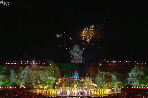 Momen Jokowi dan Delegasi KTT World Water Forum Nikmati Kembang Api di GWK Bali