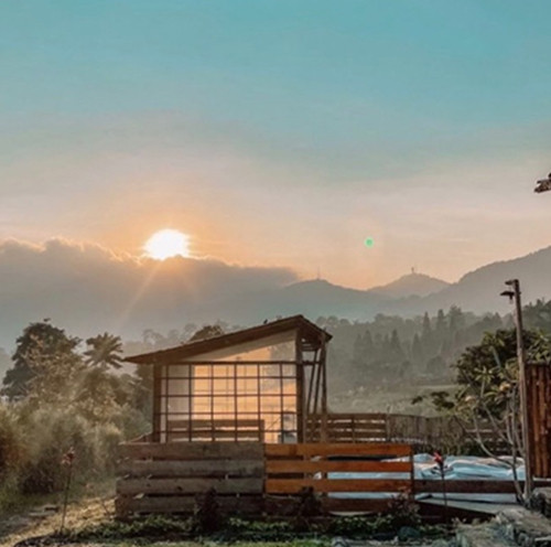 7 Rekomendasi Tempat Glamping Dekat Jakarta, Cocok untuk Liburan Keluarga