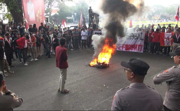 Demo 26 Tahun Reformasi, Mahasiswa Duduki Gedung DPRD Kota Malang