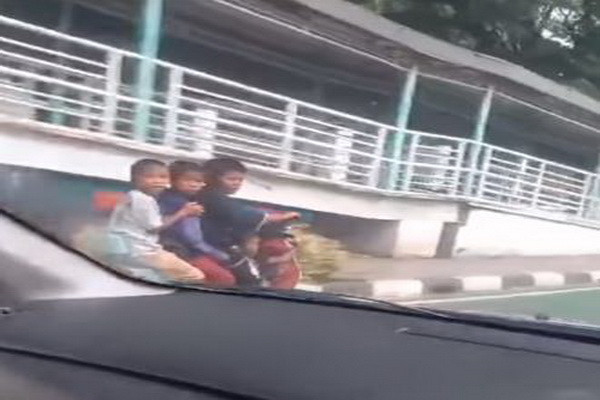 Berbahaya! Viral Polisi Tegur Bocah Bonceng 4 Pakai Sepeda Listrik