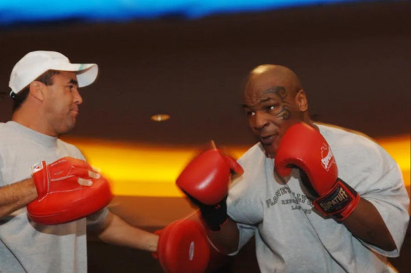 Mike Tyson Cetak Kemenangan KO Lawan Jake Paul