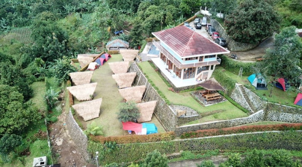 5 Rekomendasi Glamping Dekat Puncak Buat Liburan Bareng Keluarga, View Cantik