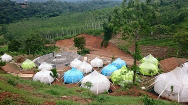 5 Rekomendasi Glamping Dekat Puncak Buat Liburan Bareng Keluarga, View Cantik