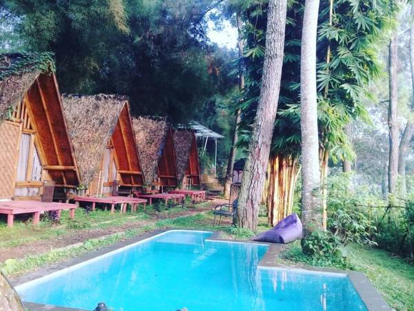 5 Rekomendasi Glamping Dekat Puncak Buat Liburan Bareng Keluarga, View Cantik