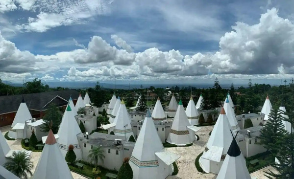 5 Rekomendasi Glamping Dekat Puncak Buat Liburan Bareng Keluarga, View Cantik