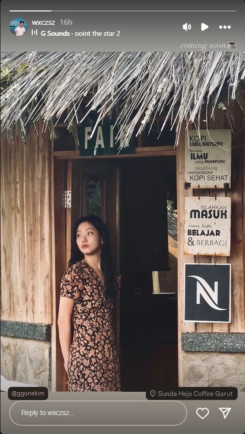 3 Potret Kim Go Eun Jalan-jalan di Garut, Asyik Nongkrong di Coffee Shop