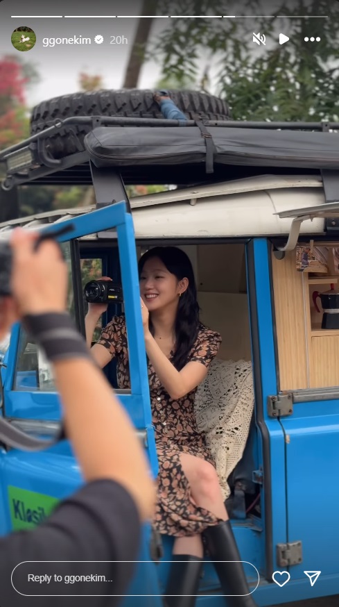 3 Potret Kim Go Eun Jalan-jalan di Garut, Asyik Nongkrong di Coffee Shop