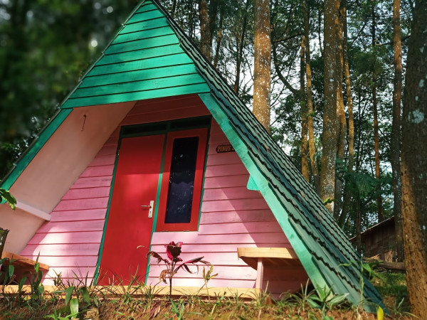 5 Rekomendasi Glamping Dekat Puncak Buat Liburan Bareng Keluarga, View Cantik