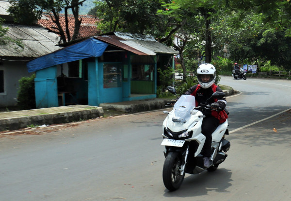Kesalahan Fatal Pemotor: Menaruh Jari Terus di Tuas Rem Bisa Berakibat Fatal
