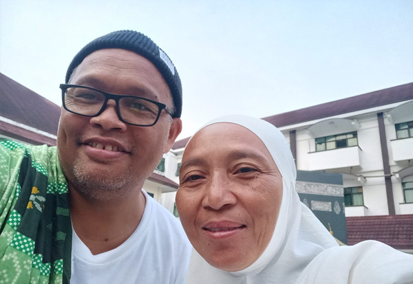 Tegar Antar Istri ke Pemakaman, Endang: Terima Kasih Petugas Haji Indonesia
