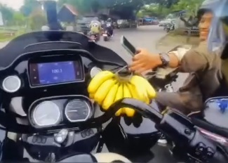 Kocak! Raffi Ahmad Dikasih Pisang saat Touring Motor Bareng Ariel NOAH
