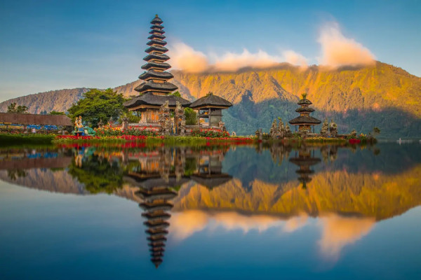 8 Danau Terindah di Indonesia, Pemandangan Alamnya Eksotis
