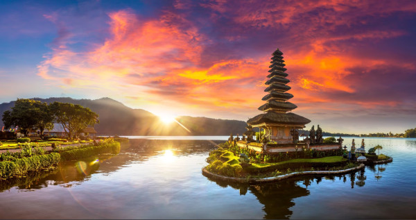 8 Danau Terindah di Indonesia, Pemandangan Alamnya Eksotis